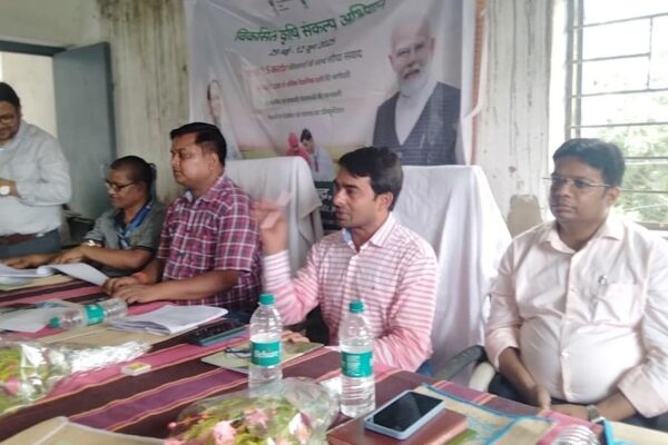 डंडखोरा में किसान शंभु कुमार मंडल अपनी समस्याएं बताते हुए।