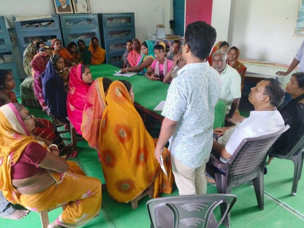 प्रधानाध्यापक लालबिहारी पासवान अभिभावकों को संबोधित करते हुए।