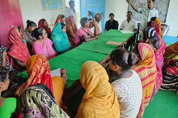 डंडखोरा के संगत टोला स्कूल में शिक्षक-अभिभावक संगोष्ठी का दृश्य।