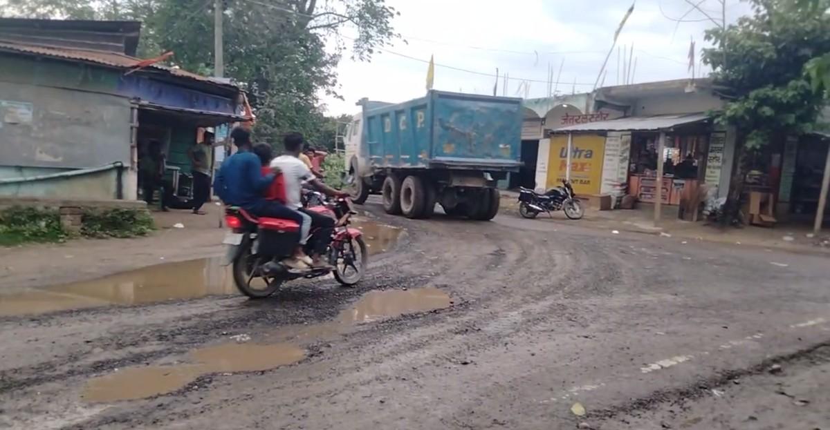कटिहार के डंडखोरा की जर्जर सड़क