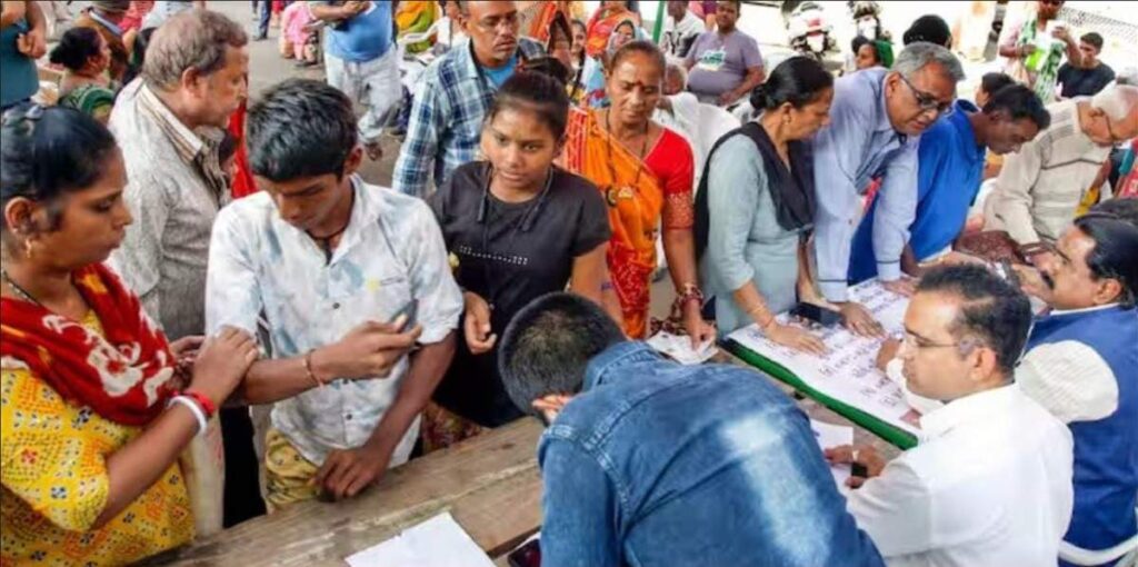 चांदपुर में राशन कार्ड धारक नई योजना के तहत 1000 रुपये की मदद की खुशखबरी सुनते हुए।