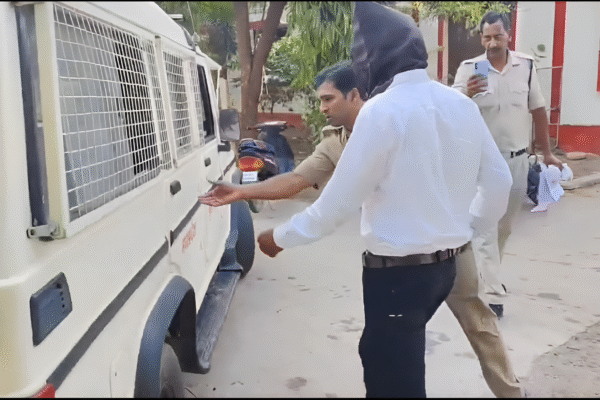 मंदसौर पुलिस द्वारा दिल्ली-मुंबई एक्सप्रेसवे पर वायरल वीडियो मामले में मनोहर धाकड़ को गिरफ्तार करते हुए।