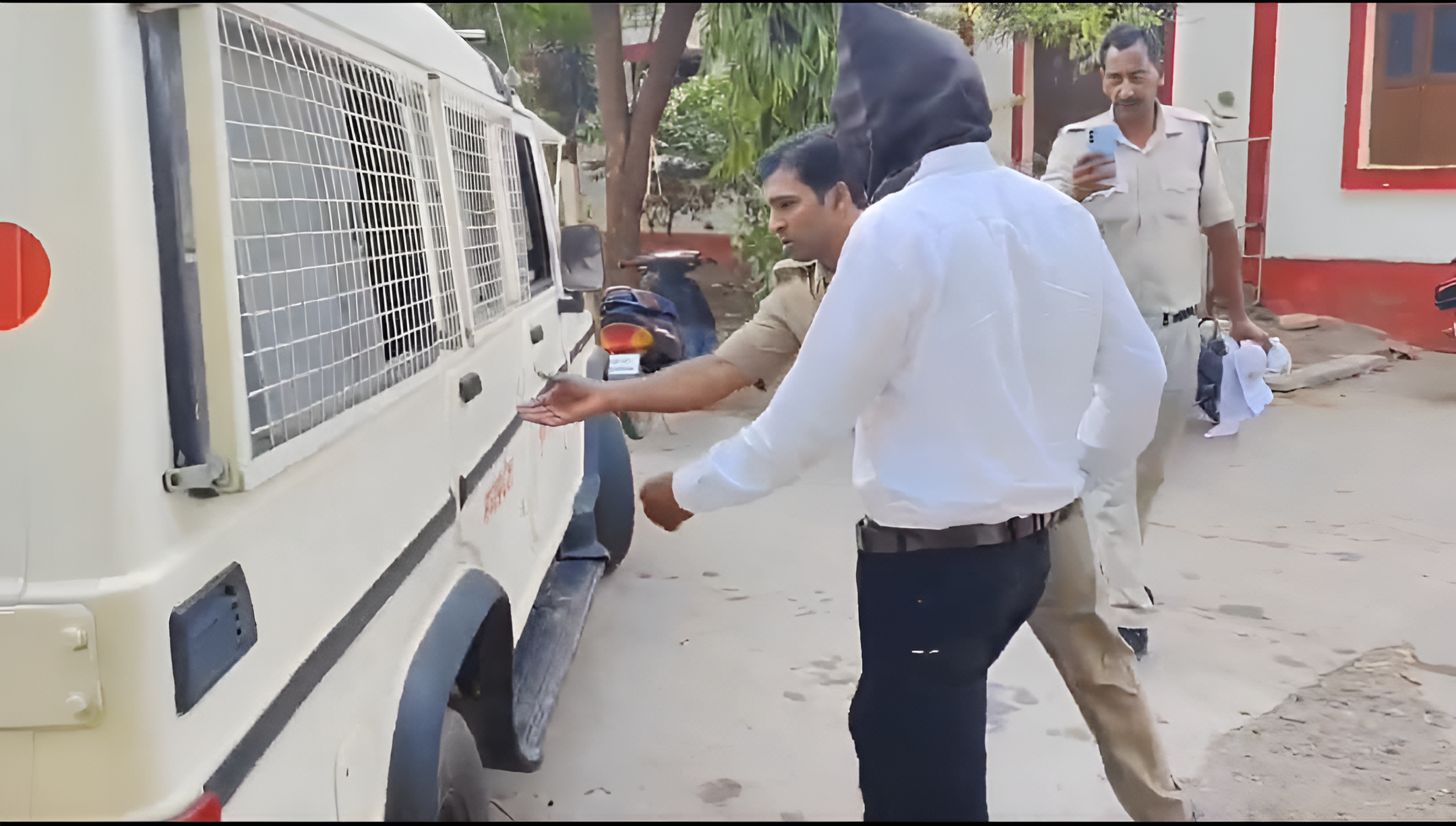 मंदसौर पुलिस द्वारा दिल्ली-मुंबई एक्सप्रेसवे पर वायरल वीडियो मामले में मनोहर धाकड़ को गिरफ्तार करते हुए।
