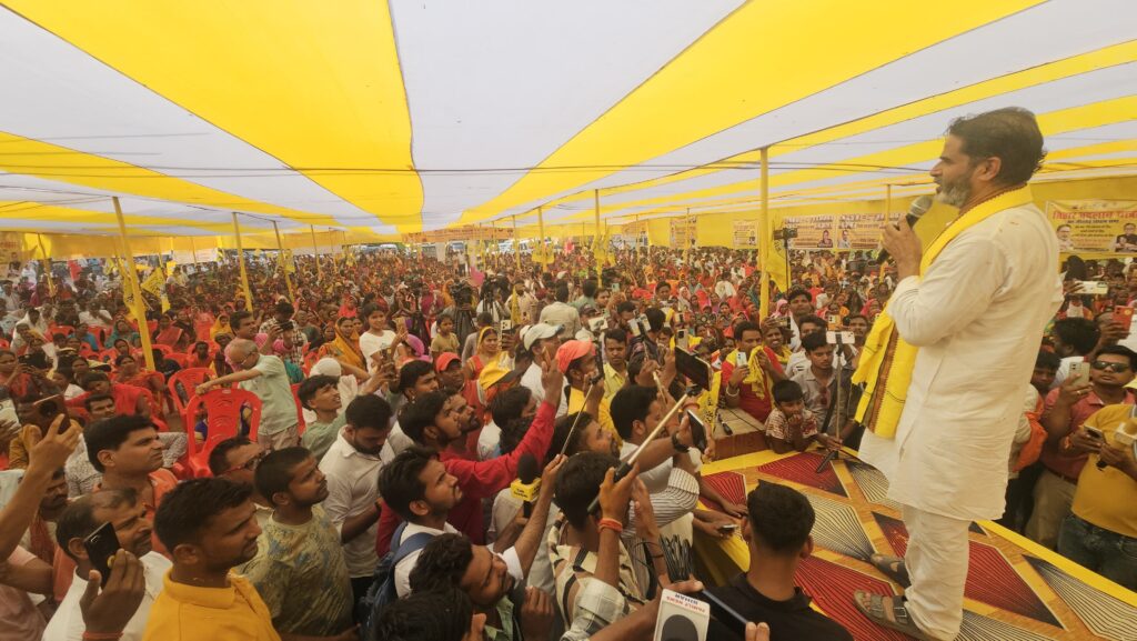 सिवान में जन सुराज की सभा में बदलाव का संदेश देते किशोर।