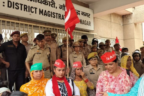 सुखबीर खलीफा और रुपेश वर्मा के नेतृत्व में नारेबाजी करते किसान।