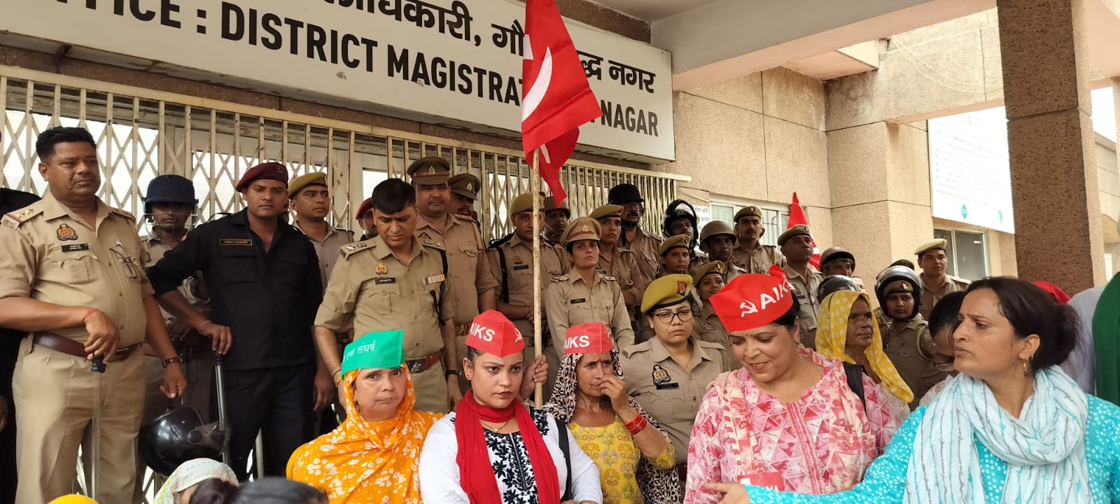 सुखबीर खलीफा और रुपेश वर्मा के नेतृत्व में नारेबाजी करते किसान।