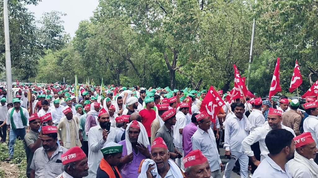 गंगेश्वर दत्त शर्मा और किसान नेता प्रदर्शन को संबोधित करते हुए।