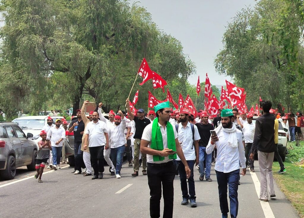 सूरजपुर डीएम कार्यालय पर किसानों का जुलूस और धरना।