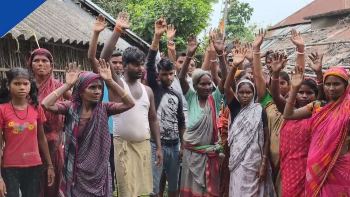 कटिहार के शीतलमनी पंचायत वार्ड 10 में सड़क निर्माण की मांग करते ग्रामीण; अतिक्रमण से रास्ता अवरुद्ध, बरसात में जलजमाव और कीचड़ से बढ़ी परेशानी।