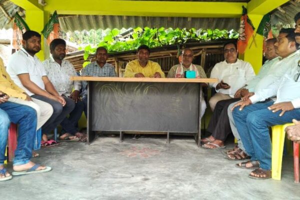 डंडखोरा, कटिहार में संतोष कुमार साह के घर पर मन की बात कार्यक्रम सुनते हुए बीजेपी नेता और स्थानीय लोग।