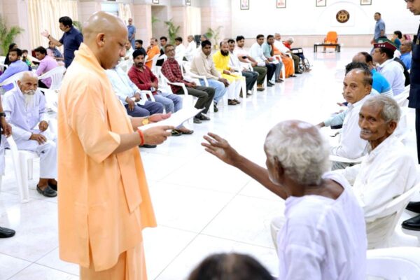 लखनऊ में सीएम योगी अपने सरकारी आवास पर जनता दरबार में फरियादियों से मिलते हुए।