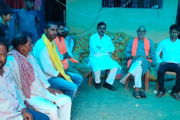 बेलराही, डंडखोरा में सुखदेव मंडल के निधन पर शोक व्यक्त करते भाजपा नेता।