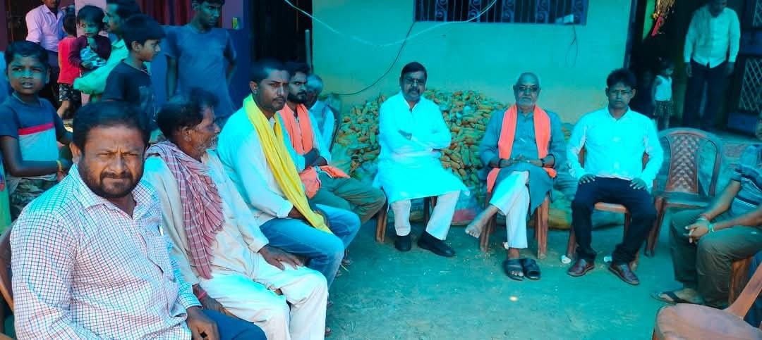 बेलराही, डंडखोरा में सुखदेव मंडल के निधन पर शोक व्यक्त करते भाजपा नेता।