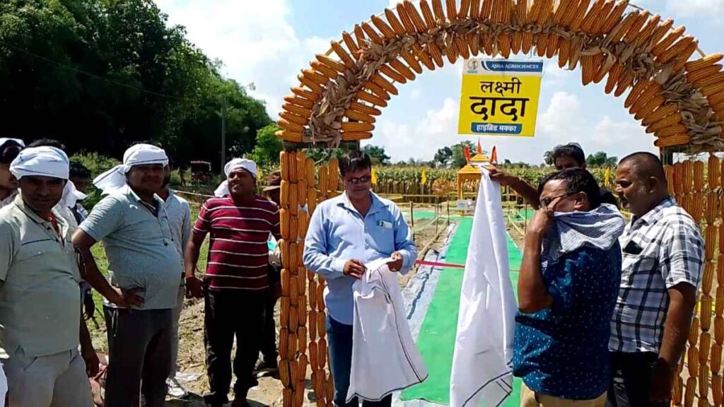 कटिहार में किसान संगोष्ठी में शामिल किसान और राजीव झा।