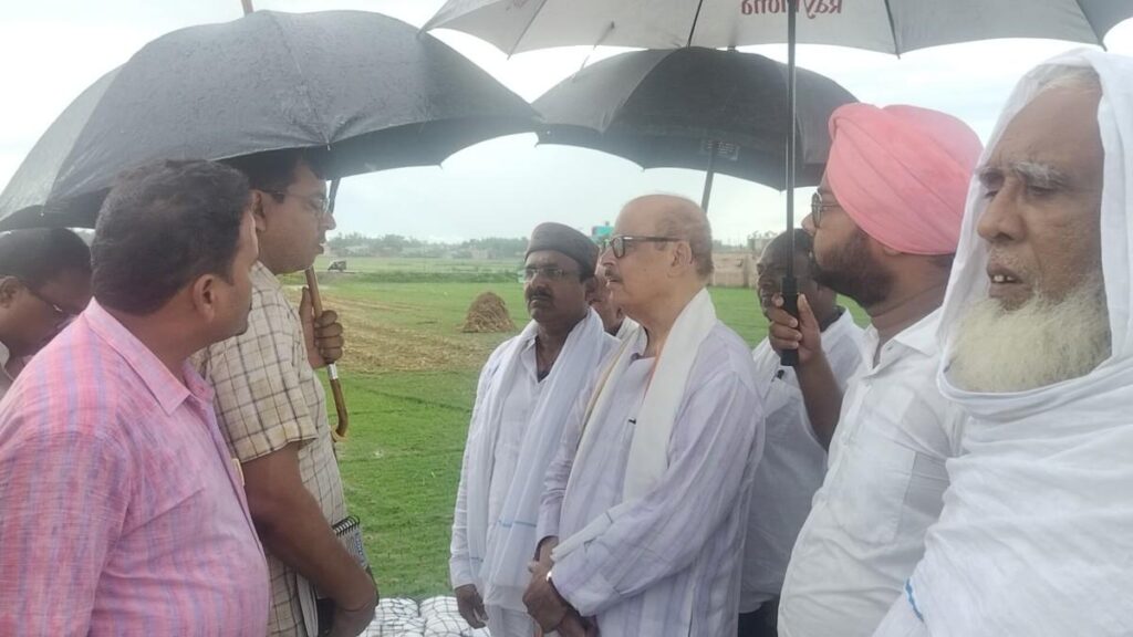 सांसद तारिक अनवर बरारी के दुर्गापुर गांव में ग्रामीणों से मिलते हुए।