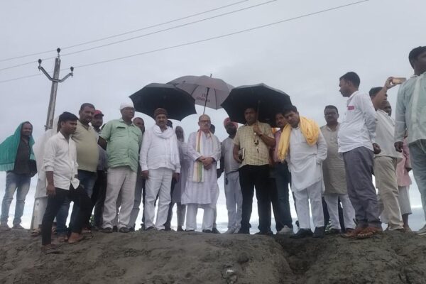 महानंदा नदी के कटाव निरोधी कार्यों का जायजा लेते सांसद अनवर।