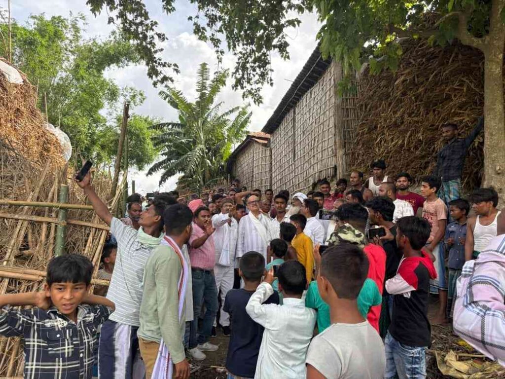 बरारी में कांग्रेस नेताओं के साथ सांसद का भ्रमण।