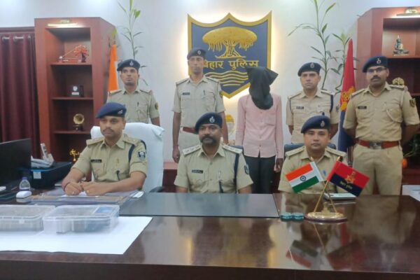 कटिहार के कोढ़ा थाना में धर्मेन्द्र कुमार दास की गिरफ्तारी का दृश्य।