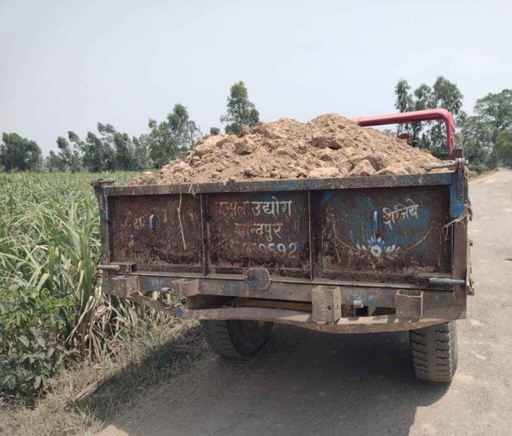 हरेवली गांव में अवैध मिट्टी से भरे ट्रैक्टर-ट्रॉली सड़क पर।