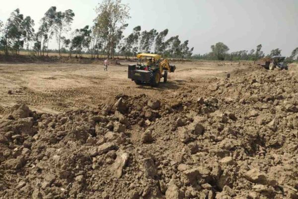 धामपुर, बिजनौर में रात में खेतों में मिट्टी खनन करती जेसीबी मशीन।