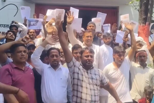 भोजपुर नगर पंचायत कार्यालय के बाहर PM आवास योजना में रिश्वत के खिलाफ प्रदर्शन करती महिलाएं।