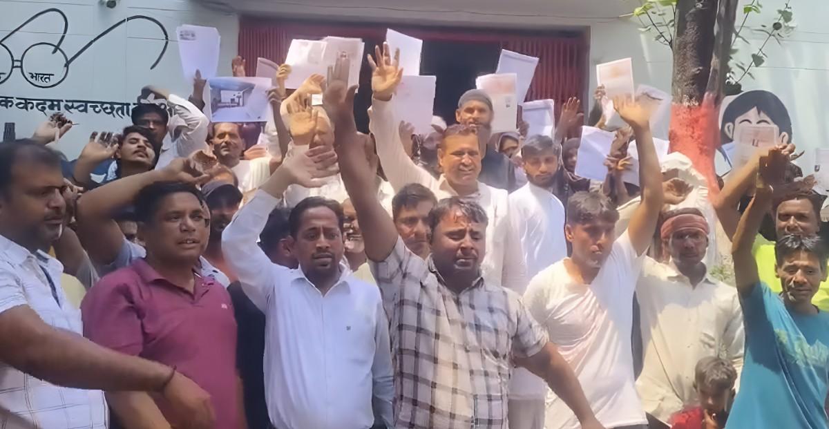 भोजपुर नगर पंचायत कार्यालय के बाहर PM आवास योजना में रिश्वत के खिलाफ प्रदर्शन करती महिलाएं।