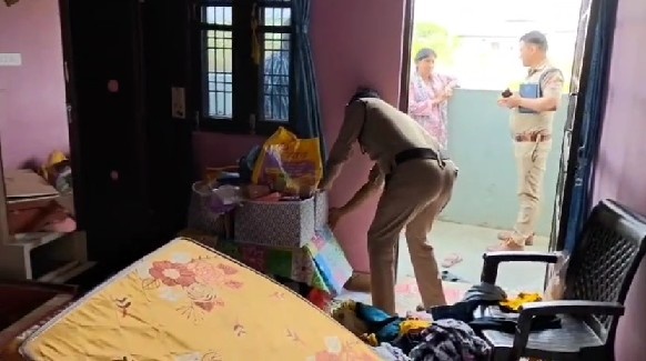 चोरी के बाद तहस-नहस हुआ देवेंद्र जोशी का मकान।