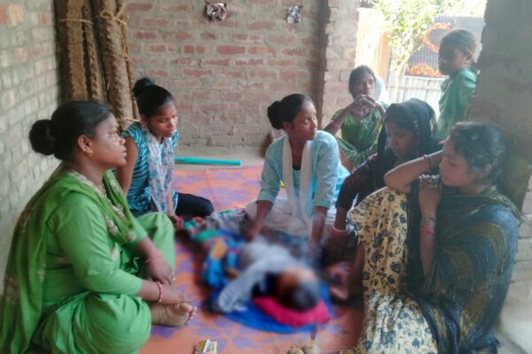 डंडखोरा के पान टोला में पोखर के पास मासूम की मौत के बाद मौके पर जमा ग्रामीण।