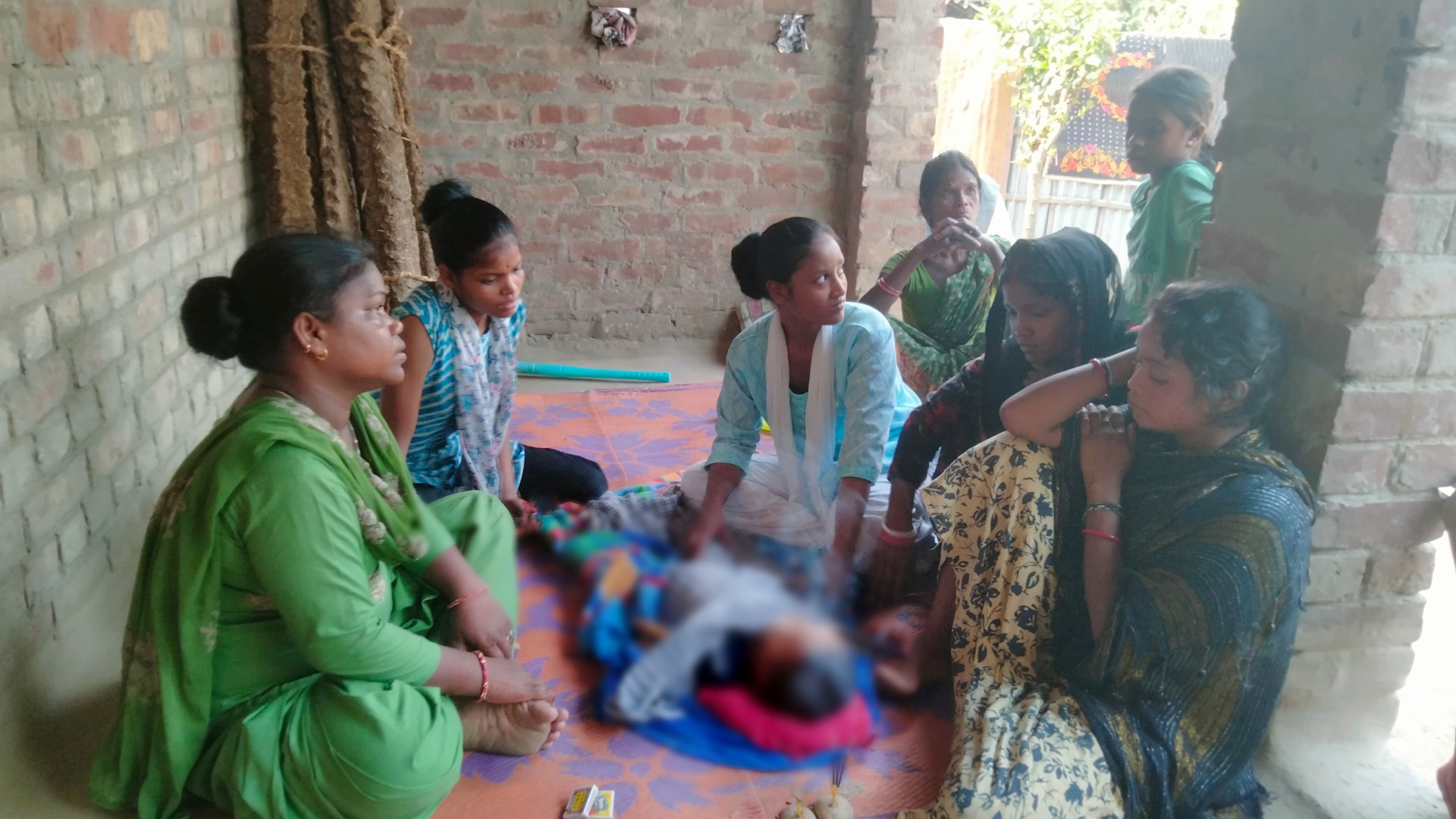 डंडखोरा के पान टोला में पोखर के पास मासूम की मौत के बाद मौके पर जमा ग्रामीण।