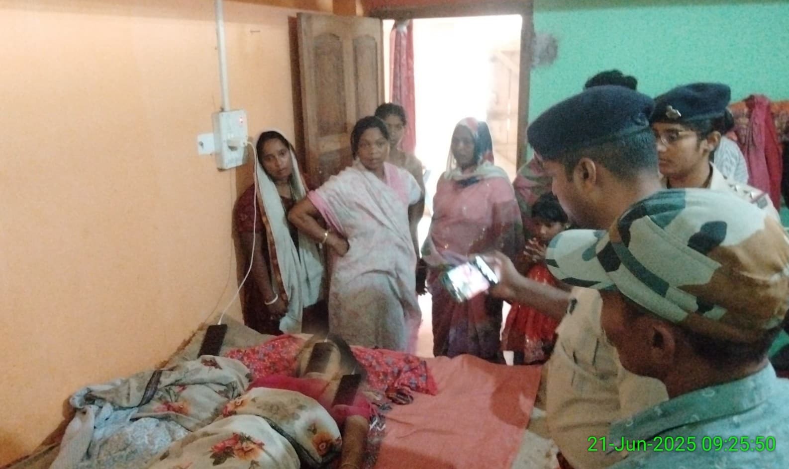 हादसे के बाद घायल ईशा सोरेन को सहायता करते स्थानीय लोग।