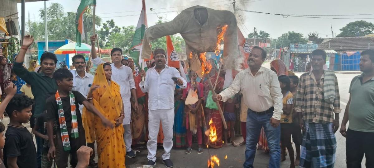 कटिहार के हफलागंज चौक पर कटिहार कांग्रेस कार्यकर्ताओं द्वारा नीतीश कुमार का पुतला जलाते हुए।