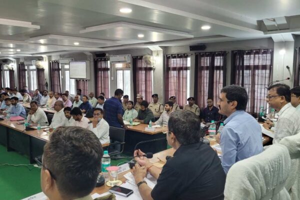 जिलाधिकारी मनेश कुमार मीणा और पुलिस अधीक्षक वैभव शर्मा बैठक में शामिल।