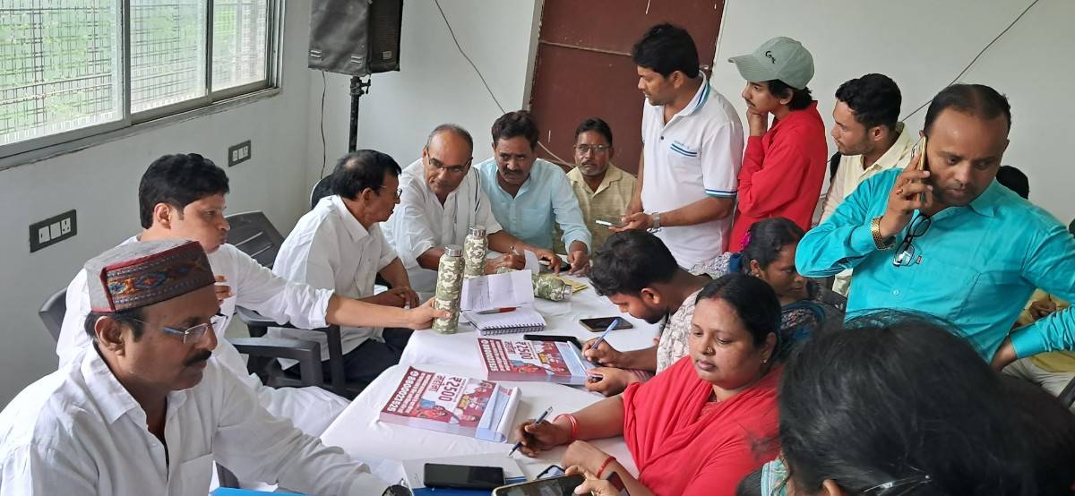 मनिहारी विधायक आवास पर माई बहिन मान योजना के रजिस्ट्रेशन शिविर में मौजूद महिलाएं।