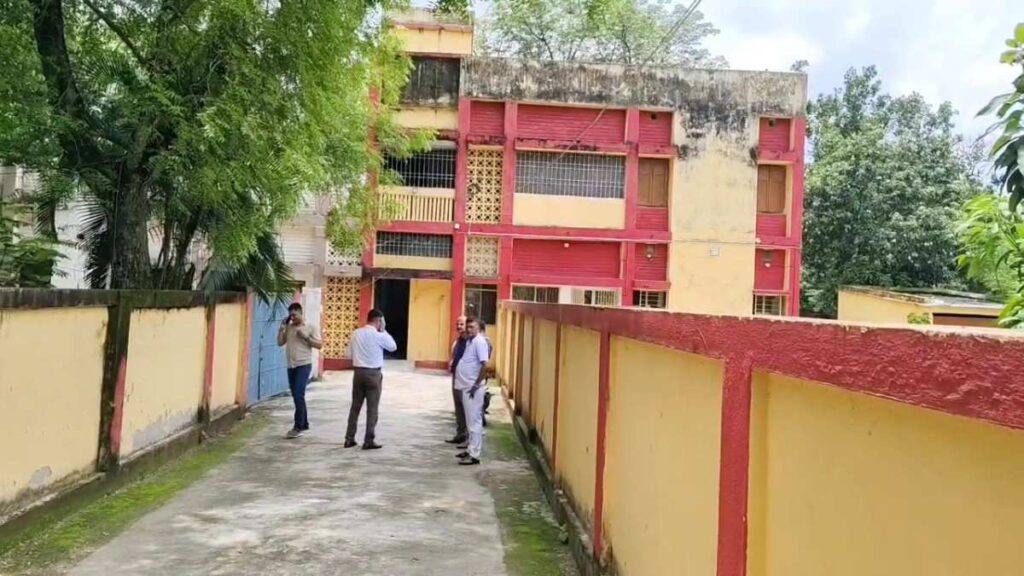 स्पेशल विजिलेंस यूनिट की टीम श्वेता मिश्रा के आवास की तलाशी लेते हुए