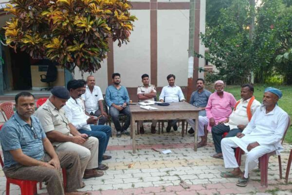 डंडखोरा थाना परिसर में शांति समिति की बैठक में शामिल अधिकारी और जनप्रतिनिधि।
