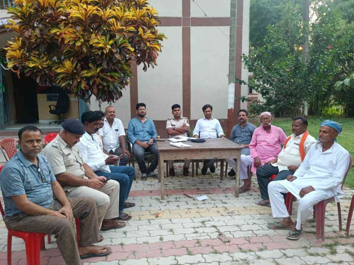 डंडखोरा थाना परिसर में शांति समिति की बैठक में शामिल अधिकारी और जनप्रतिनिधि।