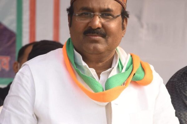 कटिहार में कांग्रेस जिला अध्यक्ष सुनील कुमार यादव प्रेस कॉन्फ्रेंस में छापेमारी पर सवाल उठाते हुए।