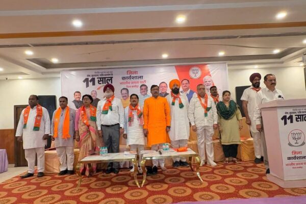 काशीपुर में BJP जिला कार्यशाला में मंच पर संबोधन करते प्रदेश महामंत्री राजेंद्र बिष्ट।