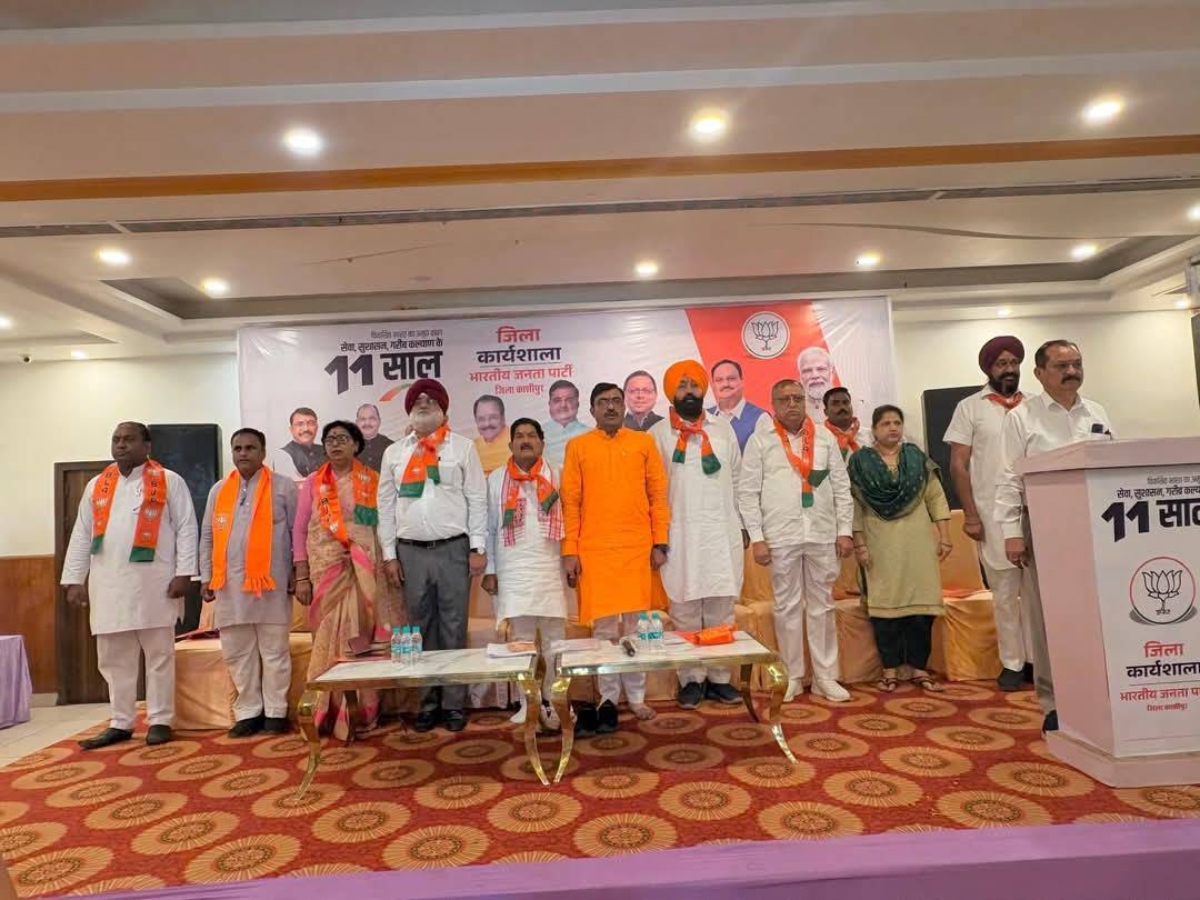 काशीपुर में BJP जिला कार्यशाला में मंच पर संबोधन करते प्रदेश महामंत्री राजेंद्र बिष्ट।