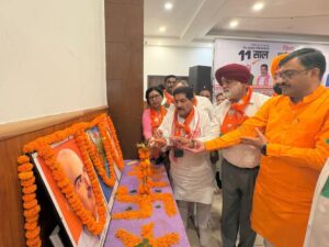 काशीपुर में BJP जिला अध्यक्ष मनोज पाल कार्यशाला में मीडिया से बात करते हुए।