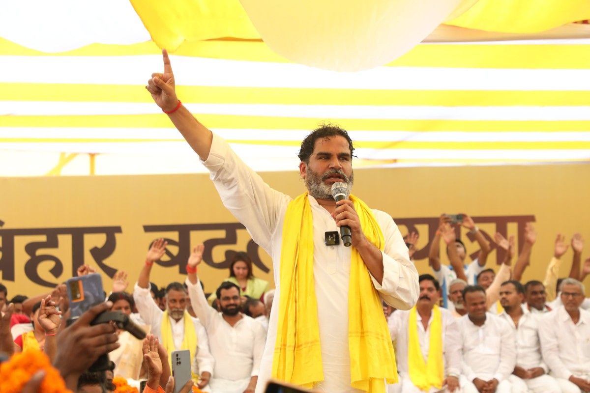 सारण के गरखा में जनसभा को संबोधित करते हुए जन सुराज के सूत्रधार प्रशांत किशोर।