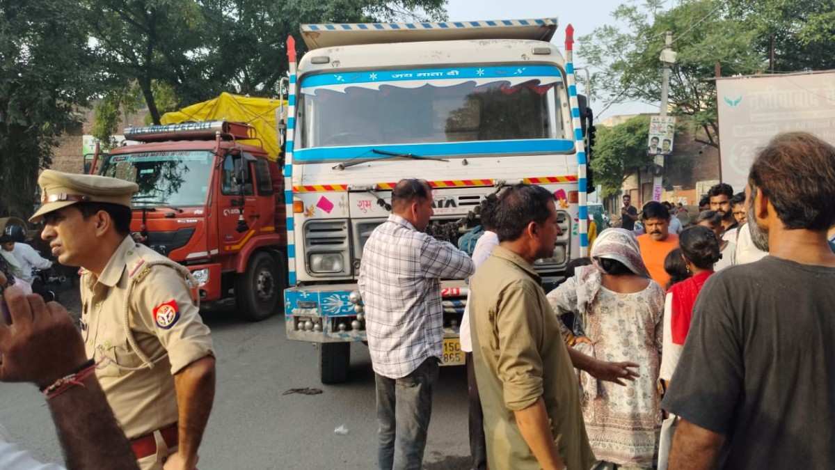 नजीबाबाद के दरियापुर में डंपर हादसे के बाद मौके पर जमा भीड़ और पुलिस।