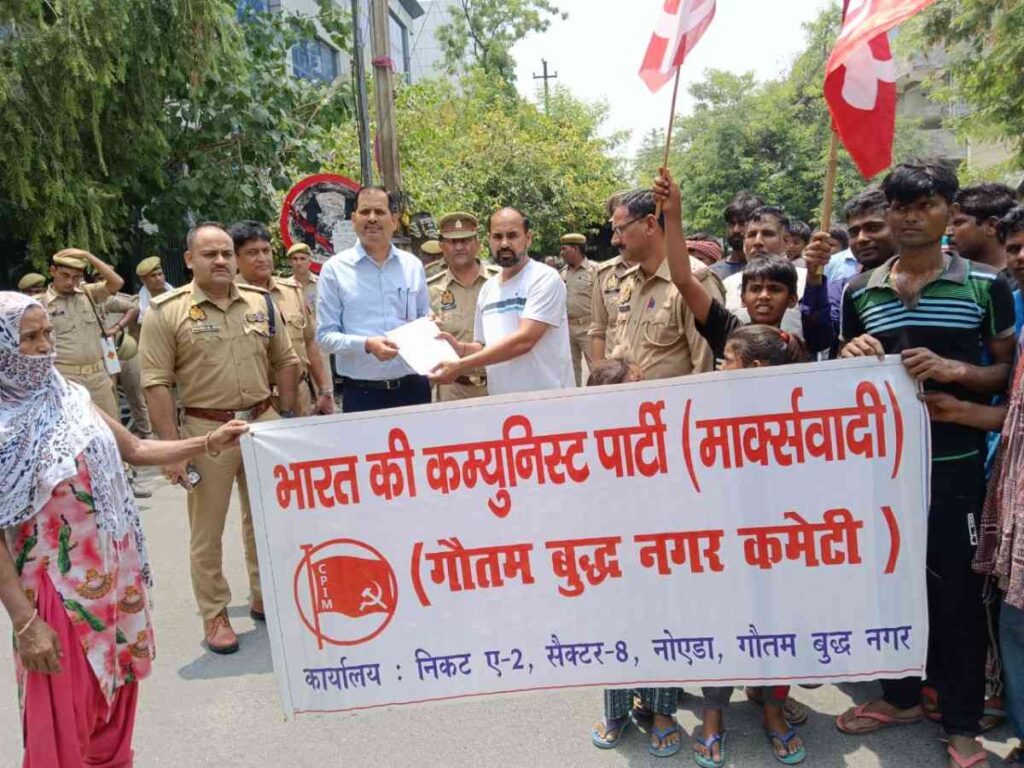 गंगेश्वर दत्त शर्मा नोएडा प्राधिकरण के OSD को ज्ञापन सौंपते हुए।