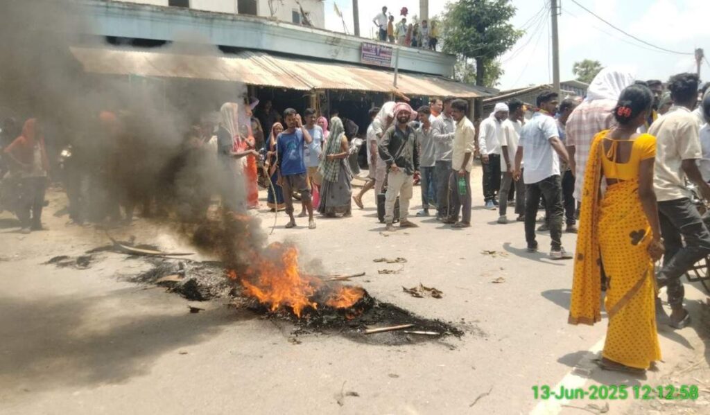 प्रदर्शन के दौरान थानाध्यक्ष के खिलाफ नारेबाजी करते सिनोद उरांव और अन्य प्रदर्शनकारी।