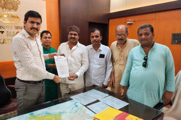 कटिहार में डीएम कार्यालय के बाहर कांग्रेस जिलाध्यक्ष सुनील कुमार यादव और प्रतिनिधिमंडल ज्ञापन सौंपते हुए।