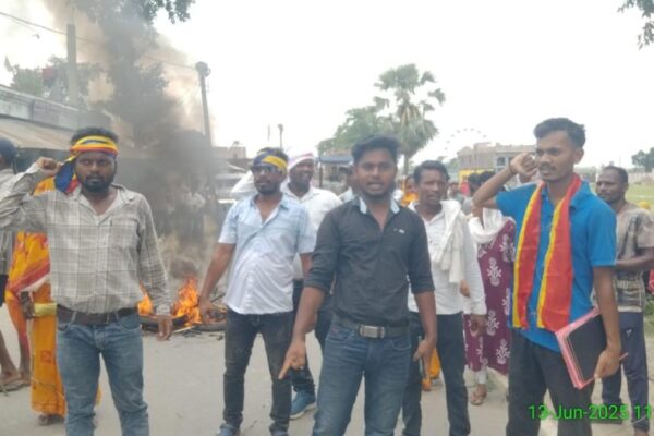 कटिहार के भिलाई संथाली टोला में बिनोद मुर्मू पर हमले के बाद मौके पर पहुंची डंडखोरा पुलिस।