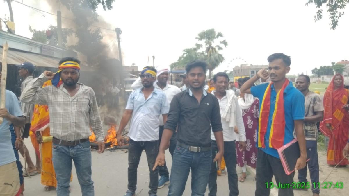 कटिहार के भिलाई संथाली टोला में बिनोद मुर्मू पर हमले के बाद मौके पर पहुंची डंडखोरा पुलिस।