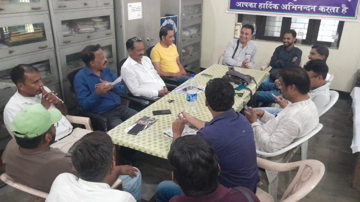 मुरादाबाद के अंबेडकर पार्क में मुरादाबाद जर्नालिस्ट क्लब की बैठक के दौरान नई कार्यकारिणी के सदस्य।