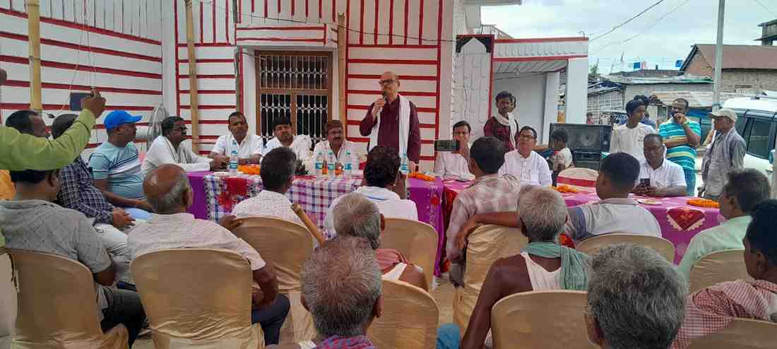 सांसद तारिक अनवर प्राणपुर में ग्रामीणों के साथ समस्याएं सुनते हुए।