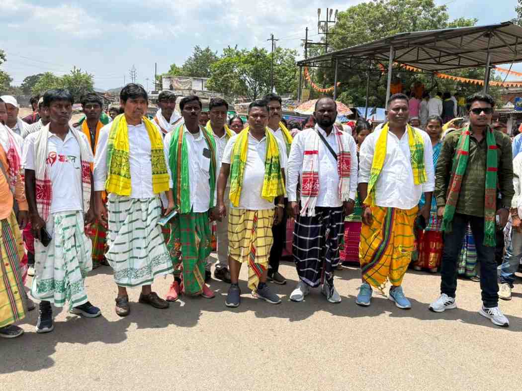 रामगढ़ में सिदो-कान्हो मैदान में समारोह का शुभारंभ करते विनोद किस्कू और अन्य पदाधिकारी।